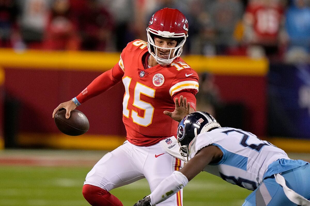 Chiefs QB Patrick Mahomes holds off Titans defense to force OT in epic victory