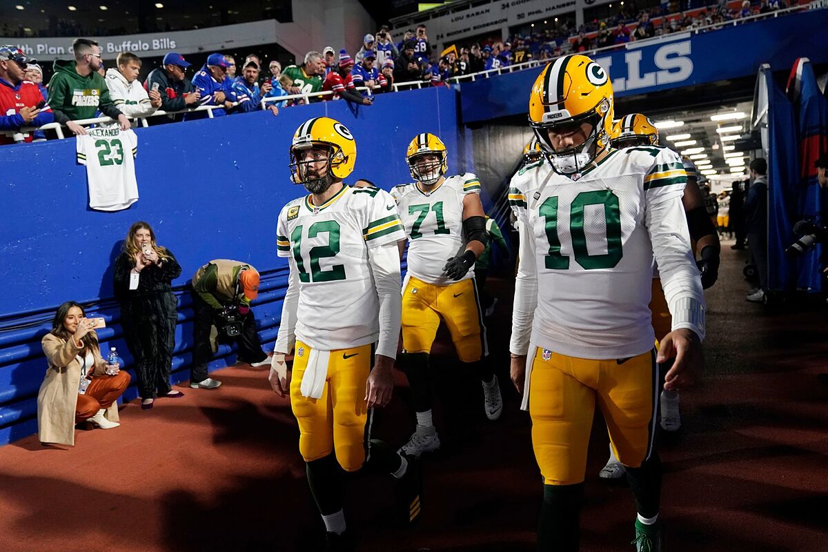 Packers fans call for Jordan Love to start over Aaron Rodgers, who accepts blame